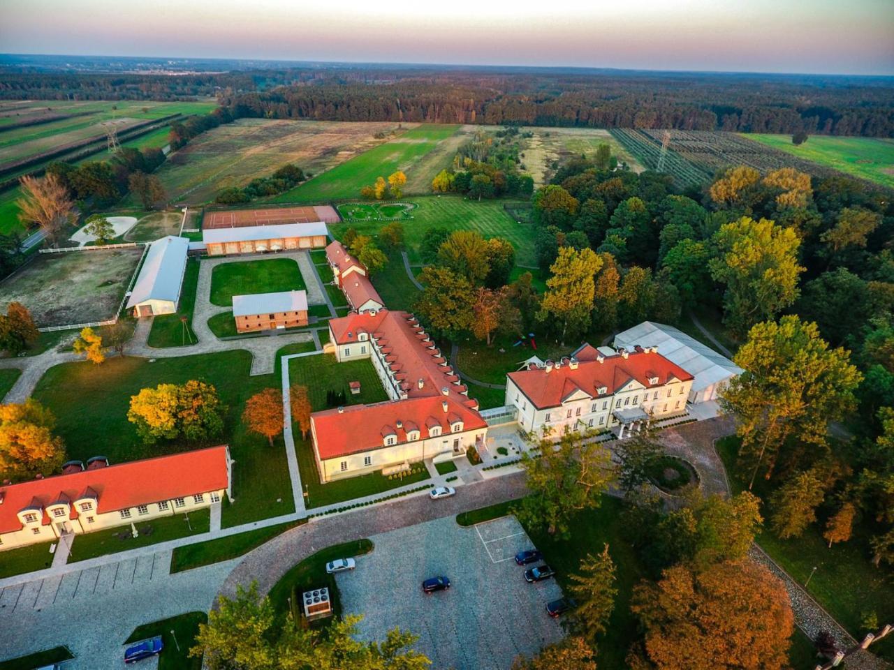 Hotel Sobienie Królewskie Sobienie Szlacheckie Exterior foto